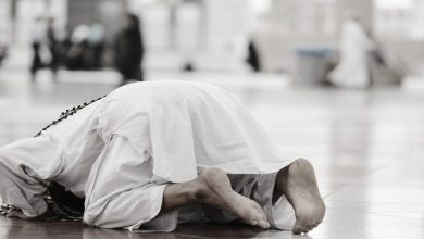 Muslim-prostrate-during-prayer