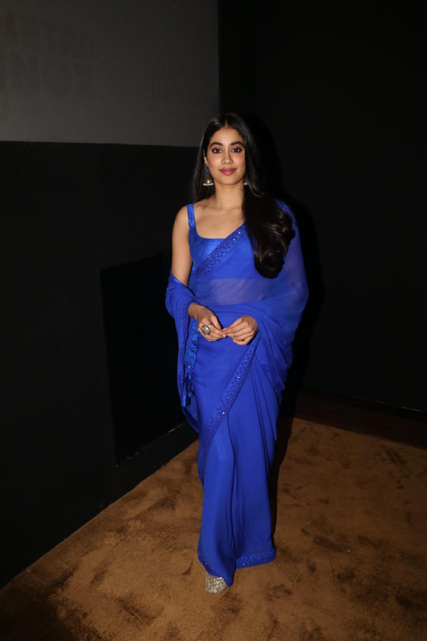 janhvi kapoor blue saree